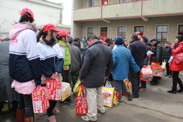 “学雷锋,献爱心”活动走进泰州市寺巷镇敬老院 “学雷锋,献爱心”活动走进泰州市寺巷镇敬老院