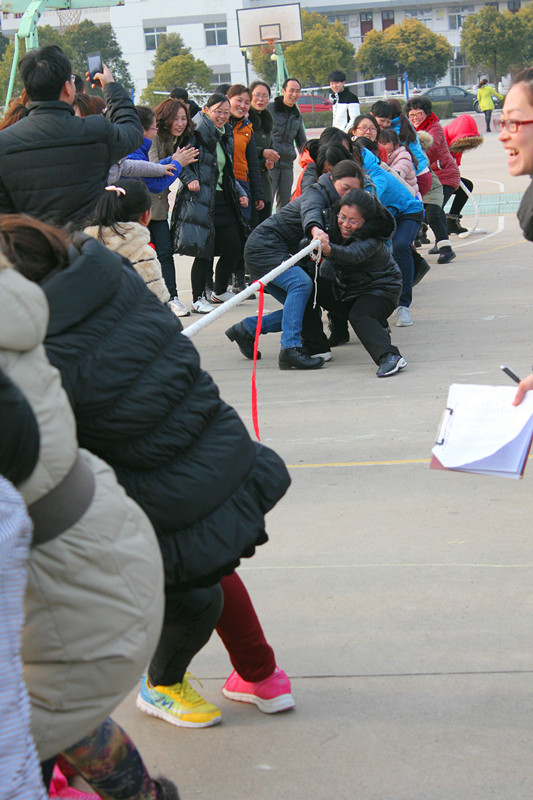 我校举行了第二届女教师趣味运动会 我校举行了第二届女教师趣味运动会