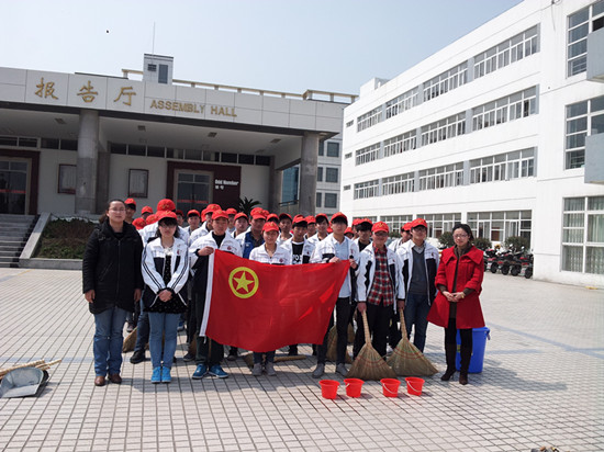 实中学子三月学雷锋__争当公交站台“美容师” 实中学子三月学雷锋__争当公交站台“美容师”