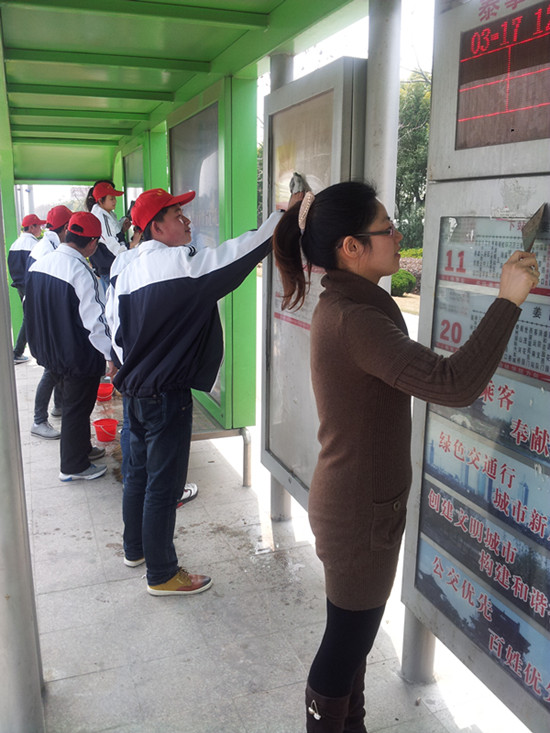 实中学子三月学雷锋__争当公交站台“美容师” 实中学子三月学雷锋__争当公交站台“美容师”