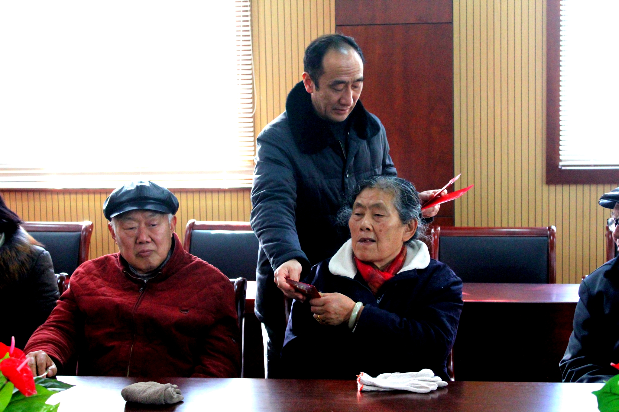 我校开展“工会干部进万家,阳光快车送温暖”活动 我校开展“工会干部进万家,阳光快车送温暖”活动