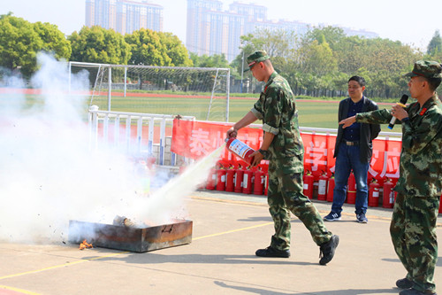 我校定期开展消防疏散演练 我校定期开展消防疏散演练