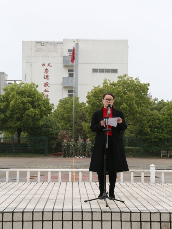 泰州实验中学举行庆祝中国人民解放军海军暨渡江战役70周年升国旗仪式 泰州实验中学举行庆祝中国人民解放军海军暨渡江战役70周年升国旗仪式