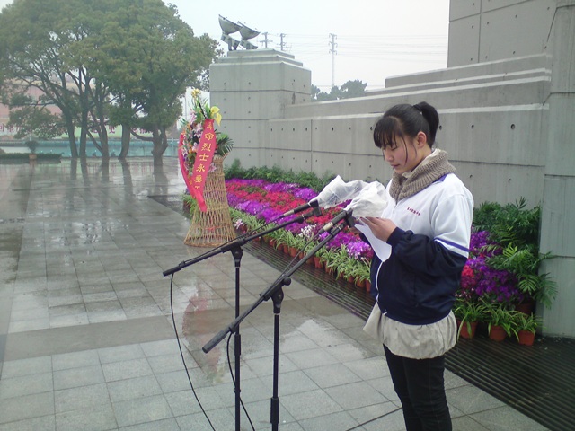 缅怀革命先烈,弘扬民族精神—3月30日泰州实验中学清明节祭扫活动 缅怀革命先烈,弘扬民族精神—3月30日泰州实验中学清明节祭扫活动