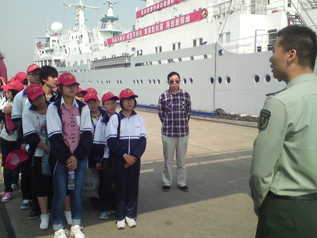 综合实践活动—师生参观“远望二号”测量船 综合实践活动—师生参观“远望二号”测量船