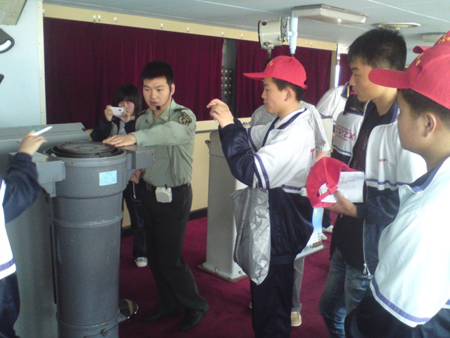 综合实践活动—师生参观“远望二号”测量船 综合实践活动—师生参观“远望二号”测量船