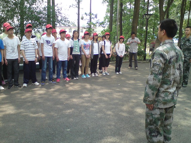 综合实践活动—师生参观“远望二号”测量船 综合实践活动—师生参观“远望二号”测量船