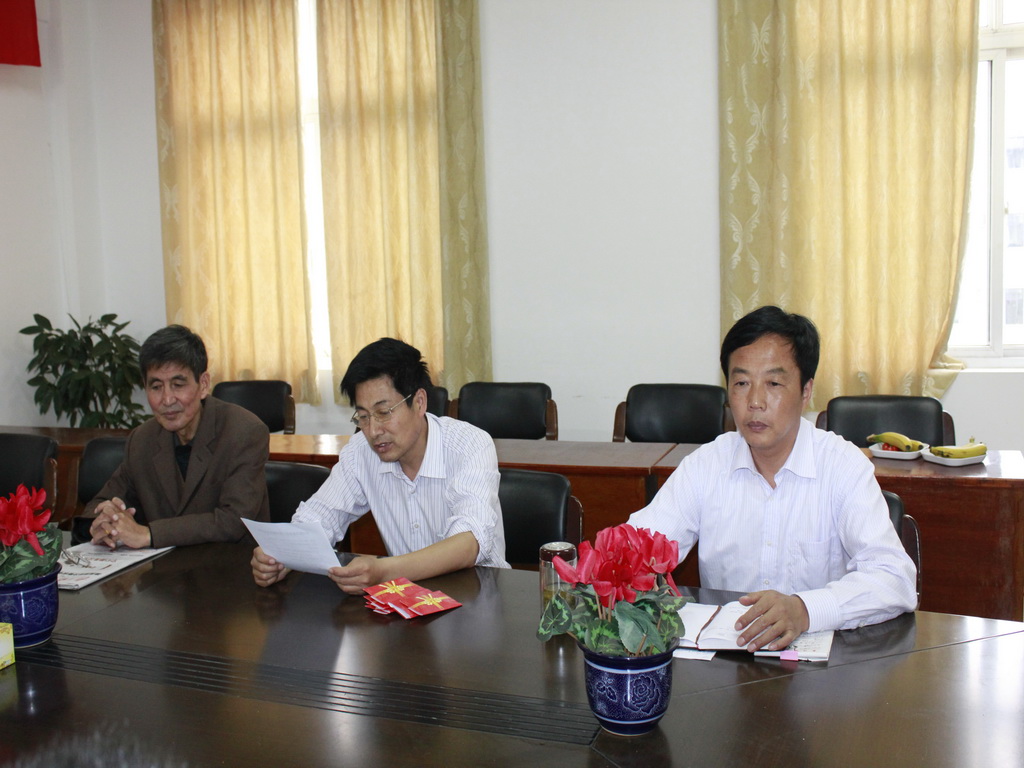 我校开展“阳光快车服务”助困慰问活动 我校开展“阳光快车服务”助困慰问活动