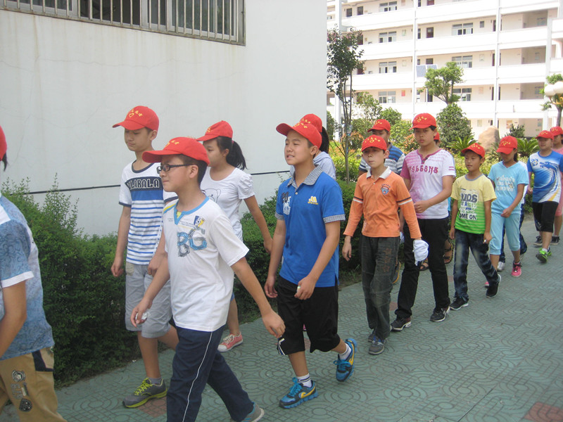 我校志愿者开展活动-----让花草更美更绚烂 我校志愿者开展活动-----让花草更美更绚烂