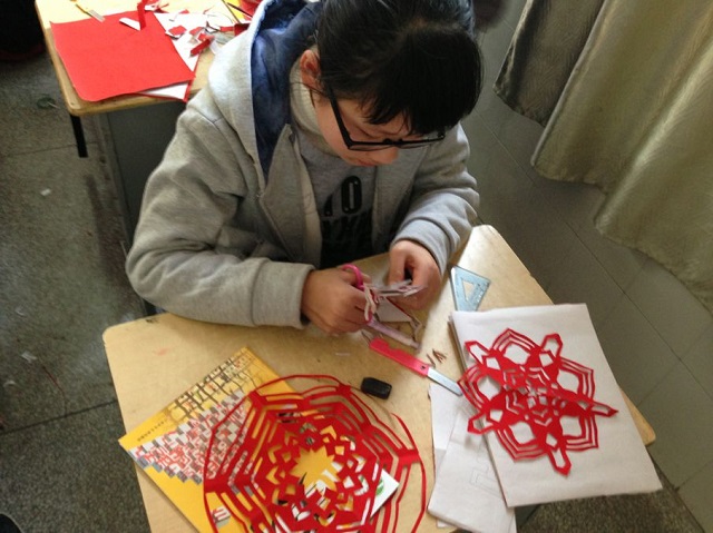 徐佳老师开设剪纸课 徐佳老师开设剪纸课