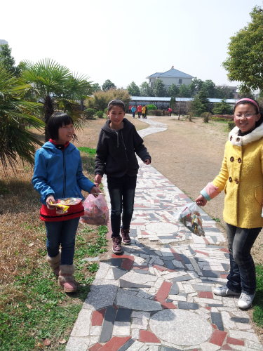 学校组织志愿者开展义务捡垃圾行动 学校组织志愿者开展义务捡垃圾行动