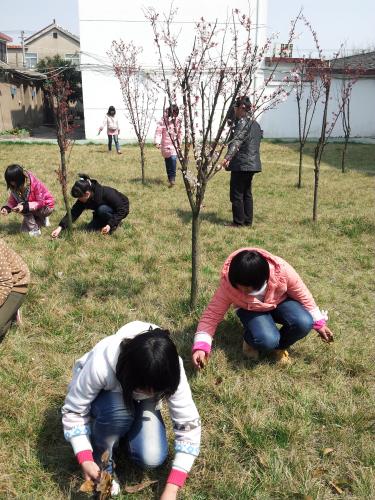 学校组织志愿者开展义务捡垃圾行动 学校组织志愿者开展义务捡垃圾行动