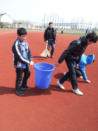 学校组织志愿者开展义务捡垃圾行动 学校组织志愿者开展义务捡垃圾行动