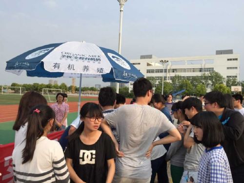 小爱长存 大爱无疆——泰州实验中学微心愿活动之爱心义卖 小爱长存 大爱无疆——泰州实验中学微心愿活动之爱心义卖