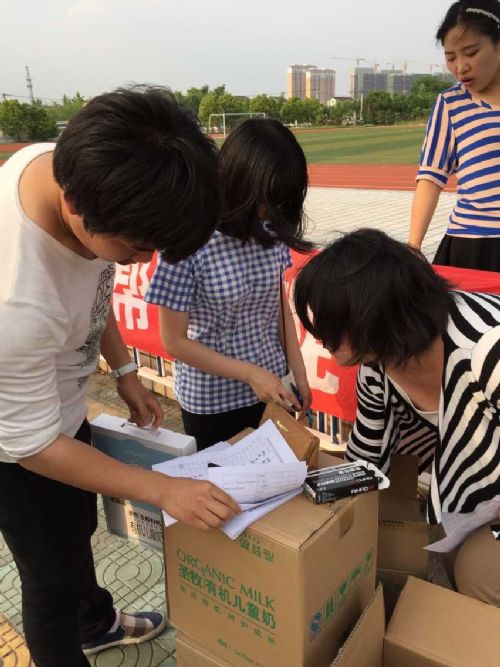 小爱长存 大爱无疆——泰州实验中学微心愿活动之爱心义卖 小爱长存 大爱无疆——泰州实验中学微心愿活动之爱心义卖