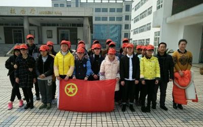 实中学子弘扬雷锋精神 义务清理公交站台 实中学子弘扬雷锋精神 义务清理公交站台