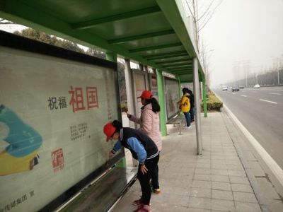 实中学子弘扬雷锋精神 义务清理公交站台 实中学子弘扬雷锋精神 义务清理公交站台